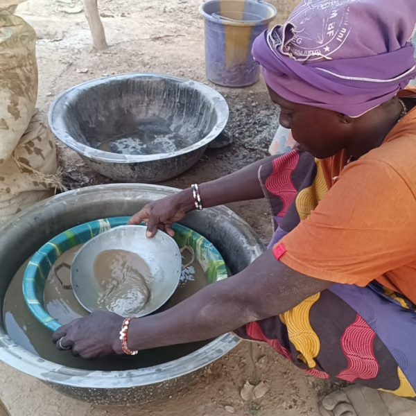 En quête de l’or, mains nues, des femmes tracent la voie de leur autonomisation