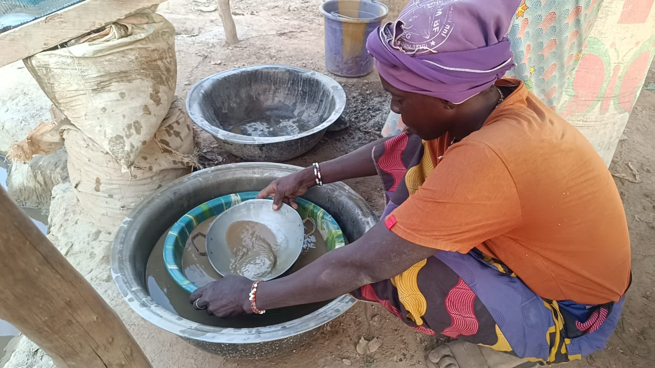En quête de l’or, mains nues, des femmes tracent la voie de leur autonomisation