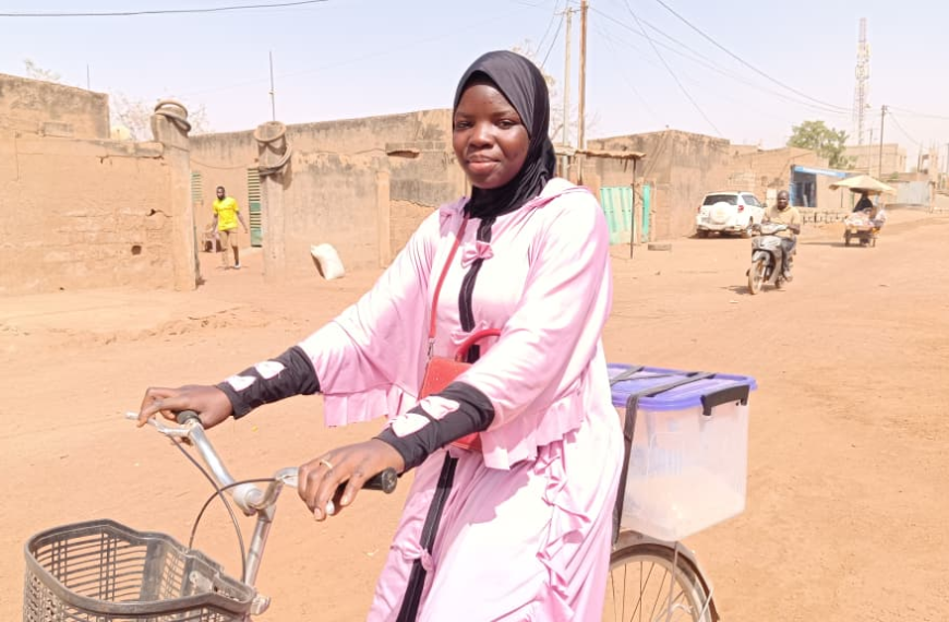 Alima Taonsa: Entrepreneure, elle livre ses produits à vélo