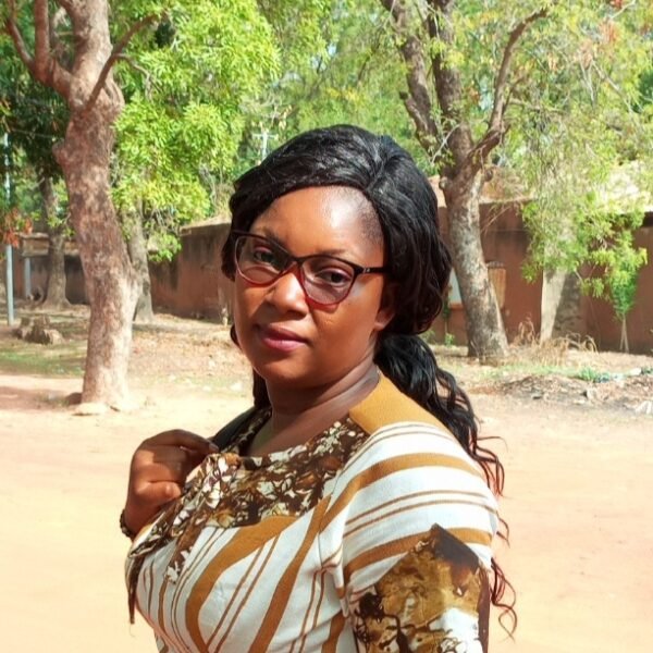 Konsimbo Valérie : Confectionneuse de porte-bébés kangourou en kôkô dunda