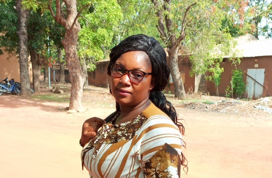 Konsimbo Valérie : Confectionneuse de porte-bébés kangourou en kôkô dunda