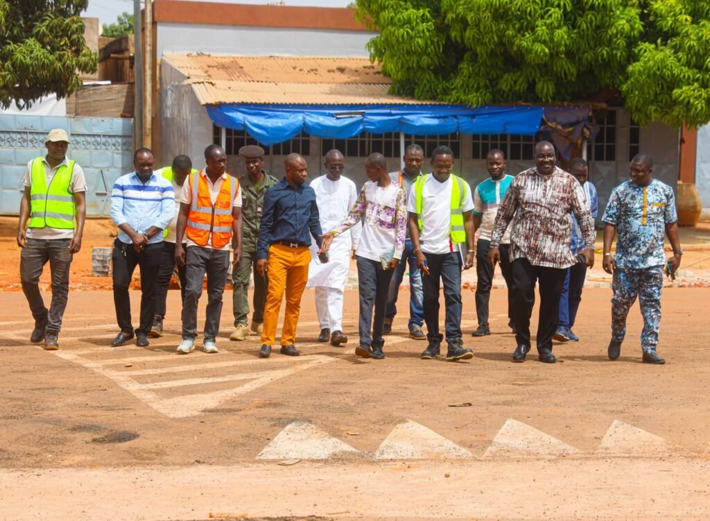 Bobo-Dioulasso : Des opérateurs économiques bitument des rues