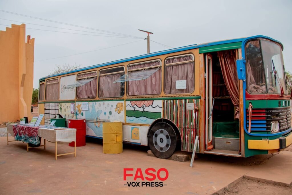 Musée National : L’association Mots d’Elles offre une centaine de livres au bibliobus