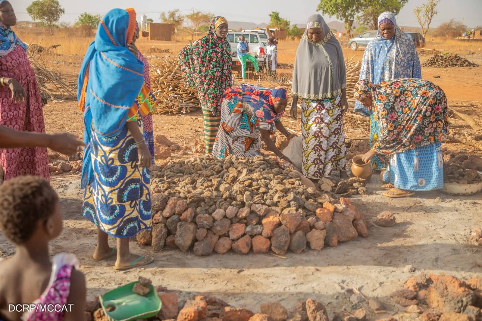 Korsimoro : Le ministre Gilbert Ouédraogo à la découverte du savoir-faire des potières de Goundrin
