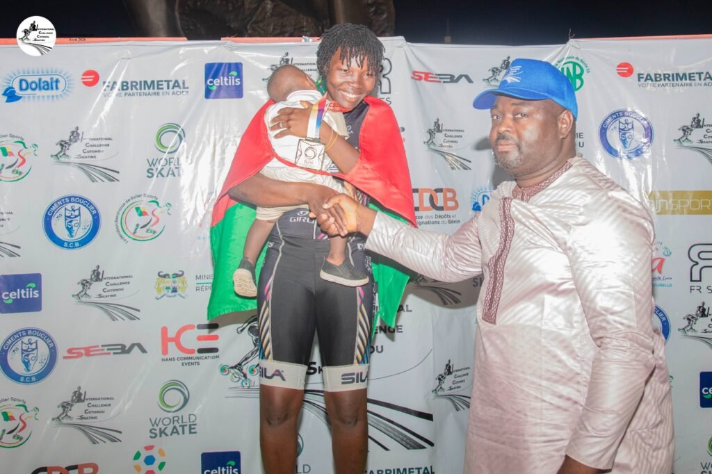 Sport féminin : Avec son bébé de 11 mois, la burkinabè Olivia décroche l’or et l’argent au skating au Bénin