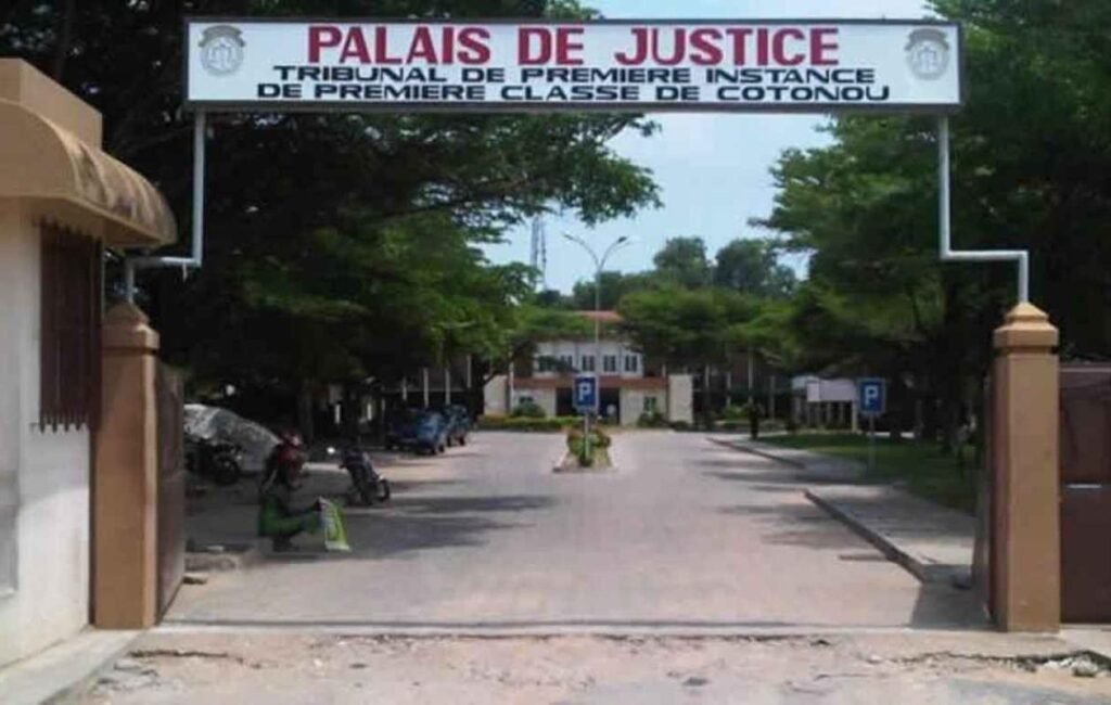 Bénin : Elle vole 46 millions FCFA à son mari pour les remettre à son ex… qui disparaît avec l’argent